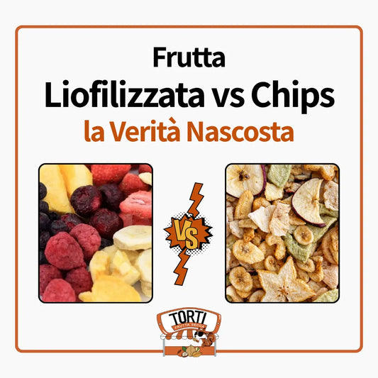 Confronto visivo tra frutta liofilizzata colorata (lamponi, mirtilli, mango, banana) e chips di frutta disidratata (mela, banana, pera) con logo Torti Frutta Secca