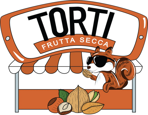 Logo Torti Frutta Secca con scoiattolo cartoon con occhiali da sole appoggiato a una bancarella arancione, circondato da nocciole, noci e mandorle illustrate